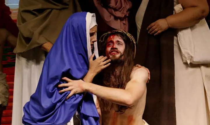 Encenação da Paixão de Cristo emociona público na Feira de Páscoa em Capão da Canoa