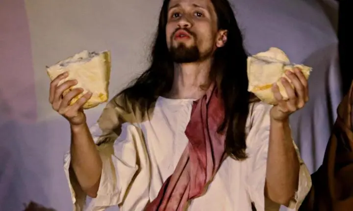 Encenação da Paixão de Cristo emociona público na Feira de Páscoa em Capão da Canoa