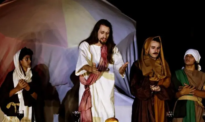 Encenação da Paixão de Cristo emociona público na Feira de Páscoa em Capão da Canoa