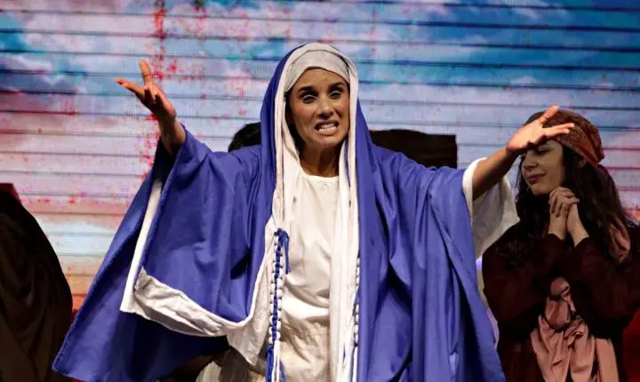 Encenação da Paixão de Cristo emociona público na Feira de Páscoa em Capão da Canoa