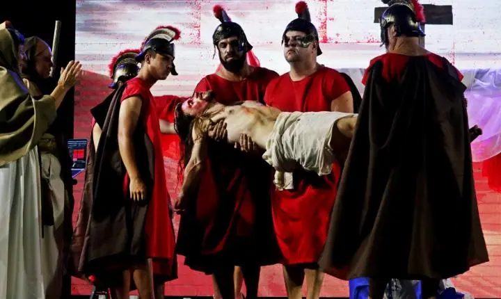 Encenação da Paixão de Cristo emociona público na Feira de Páscoa em Capão da Canoa