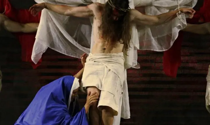 Encenação da Paixão de Cristo emociona público na Feira de Páscoa em Capão da Canoa