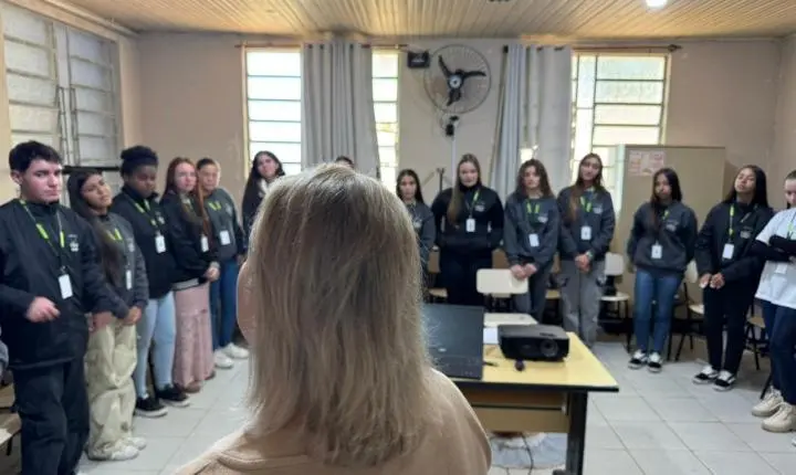 Jovens aprendizes participam de oficina dinâmica sobre comunicação em Dom Feliciano